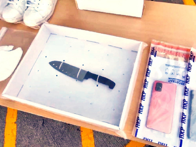 警方在被捕男子家中搜獲一把利刀。香港警察fb直播截圖