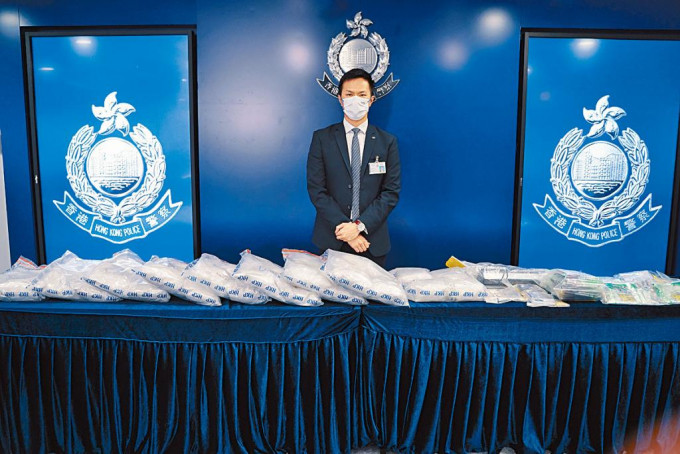 高級督察吳龍展示搜獲的毒品。