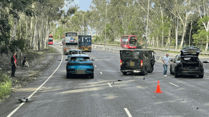 新田公路巴士撞客货车 司机一度被困至少2人受伤