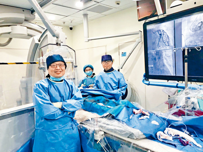 香港亚洲心脏中心主任、心脏科专科医生林逸贤（左一）及其团队。