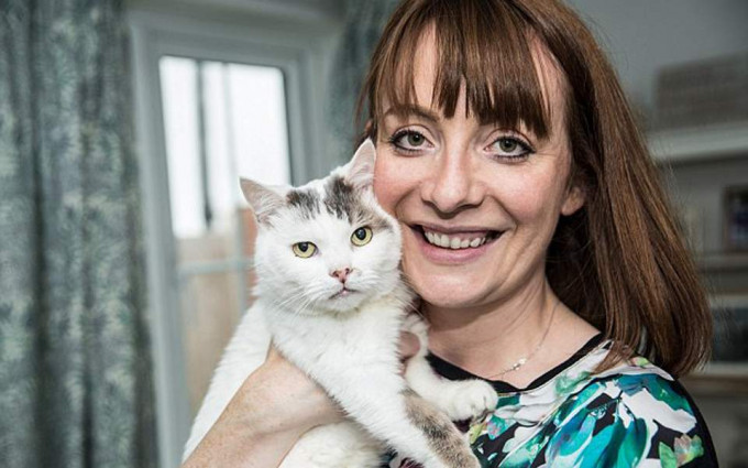 英國一隻白色家貓救了主人一命，因此獲選為英國年度最佳貓咪。網圖