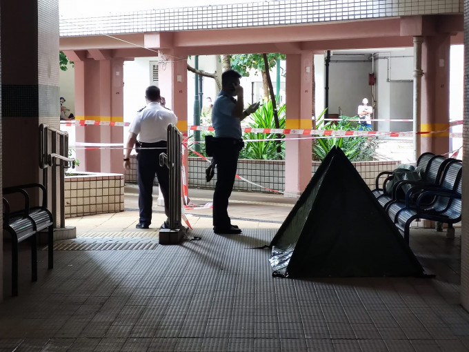 警员以帐篷遮盖死者遗体。