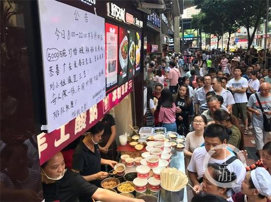 广州一名男子买了5000碗酸辣粉，免费赠送给市民。
网上图片