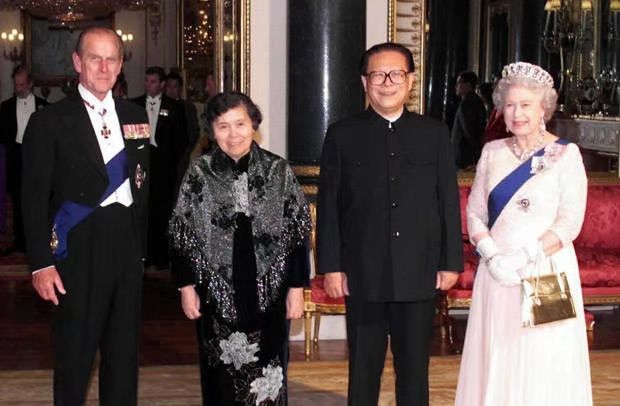 江泽民夫妇和英女王夫妇。