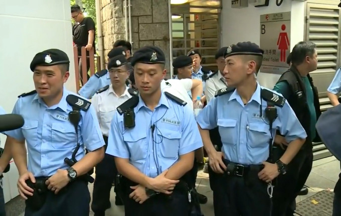 有警員在女廁外把守。香港電台截圖