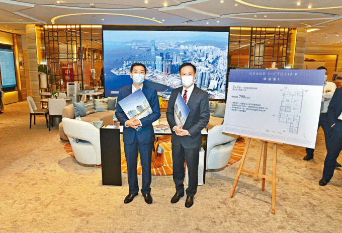 会德丰黄光耀（左）表示，维港滙II最快今日开价。旁为信和田兆源。