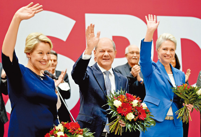 德国社民党党魁肖尔茨（中）与吉费（左）等该党主要候选人，周一在柏林党总部答谢支持者。