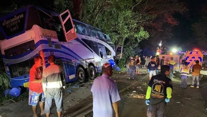 泰國旅遊大巴發生車禍，致14死35傷。