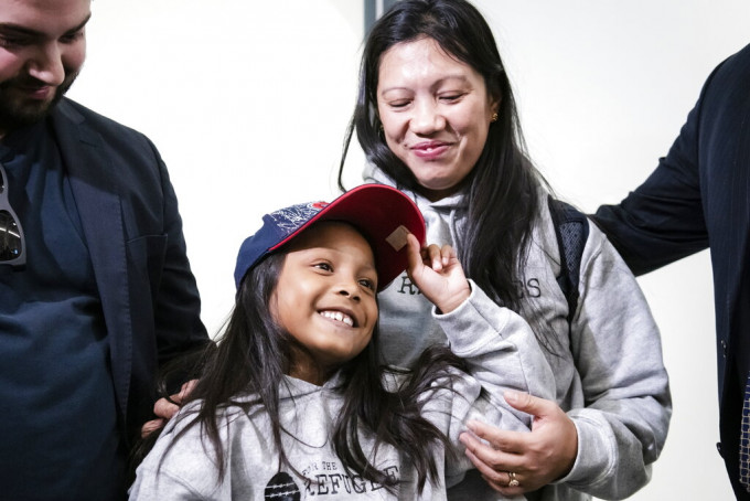 当年在港协助及收留斯诺登的菲律宾籍女子瓦妮莎‧罗德尔和其7岁女儿基娜。美联社图片