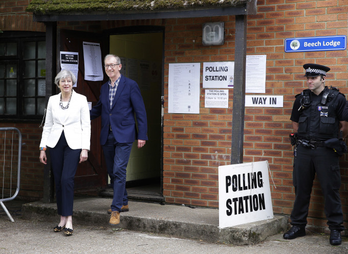 首相文翠珊到所属票站投票。AP