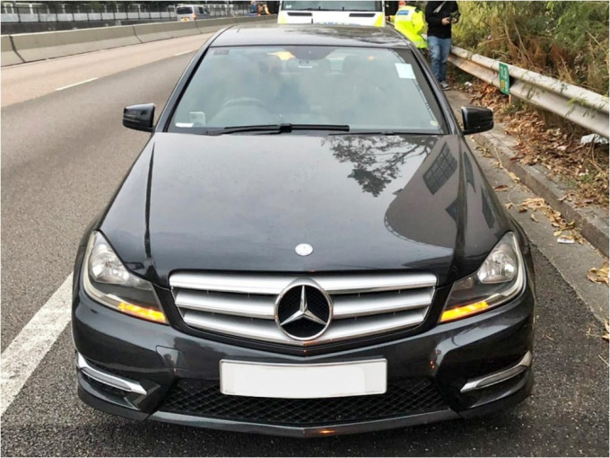一輛私家車今早於青山公路左穿右插，該名男司機涉醉駕被捕。警方圖片