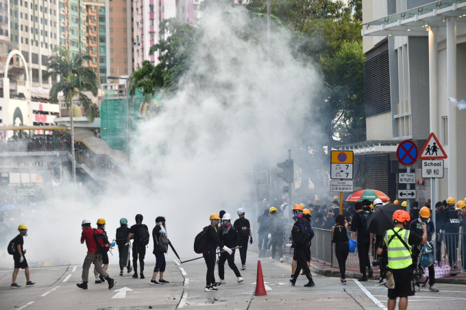 荃灣大批示威者與警察激烈衝突。