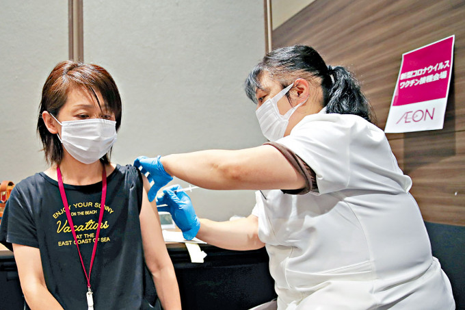■千叶县一名超市女职员接种莫德纳疫苗。