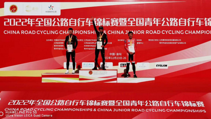 刘允佑（右）于全国赛摘铜。香港单车总会图片