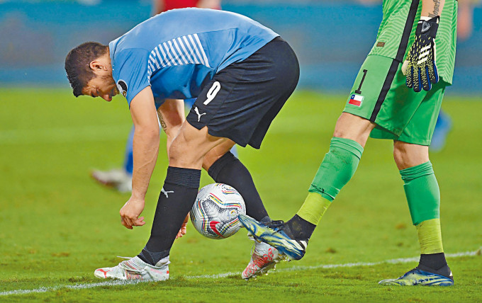 蘇亞雷斯上仗蓄意調整左腳球鞋，阻攔哥迪奧巴禾開龍門球。
　　
