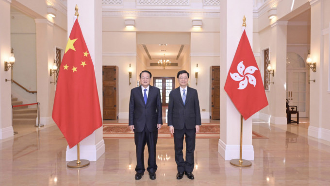 行政長官李家超（左）在禮賓府與浙江省委書記易煉紅（右）會面。
