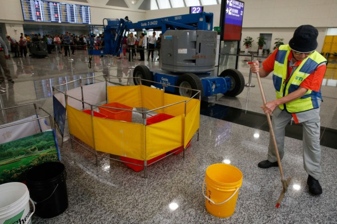 桃園機場出動膠水桶接住滴水。網上圖片