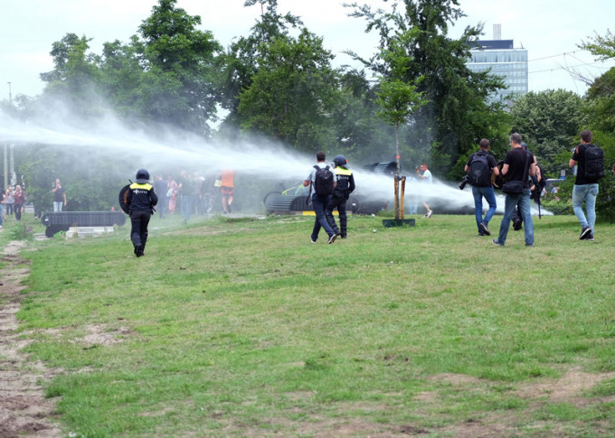 一批球迷加入后，与警方爆发冲突，警方出动水炮车及骑警清场。AP图
