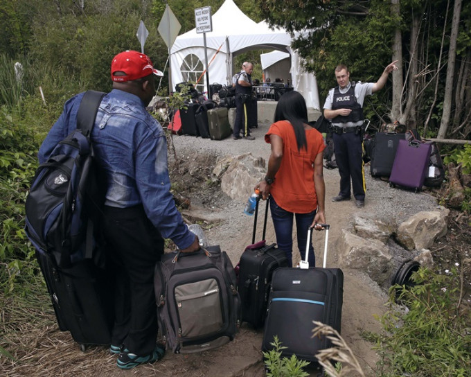 特朗普上台后许多海地难民而涌入加拿大寻求庇护。AP