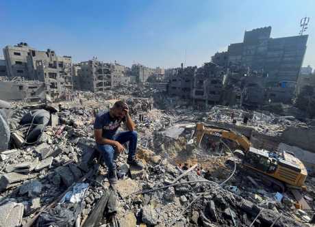 加沙北部贾巴利亚难民营遭以军空袭后变成废墟。路透社