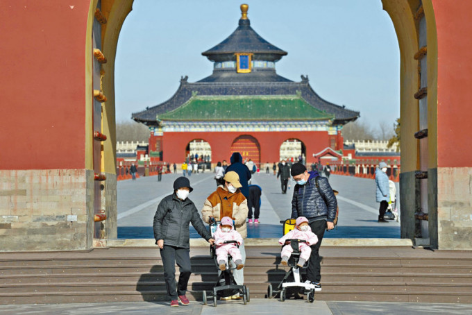 內地「新十條」實施後，民眾進入大部分場所，不再需要提供核酸證明和健康碼。圖為北京天壇公園的遊人。