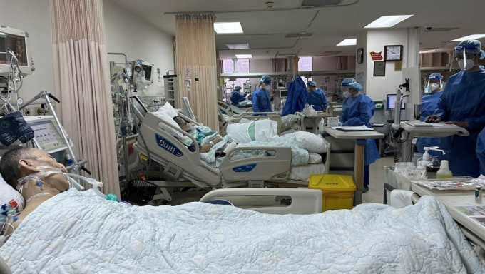 上海仁濟醫院東院ICU病房收滿病人，設有緊急備用病床。