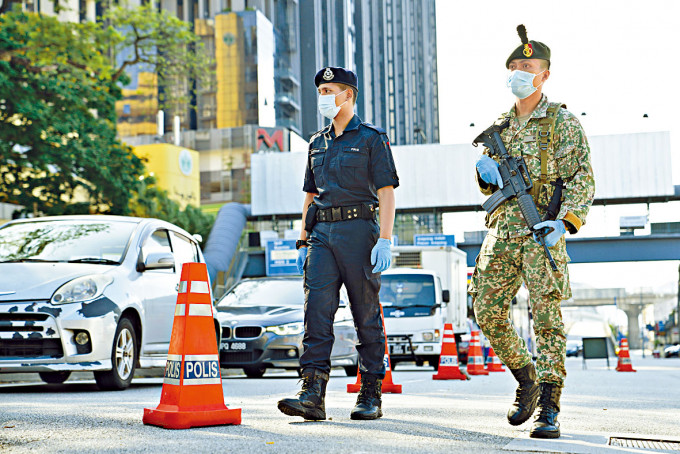 大马周二封城首天，军警在吉隆坡设路障检查车辆。