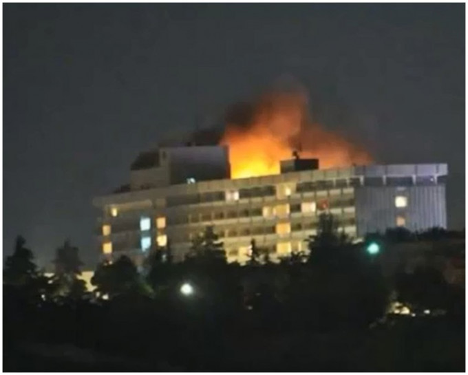 酒店遇襲後起火。網圖