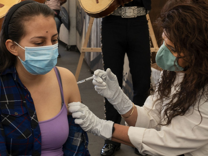 纽约州两所公立大学要求秋季返校学生须打新冠疫苗。AP资料图片