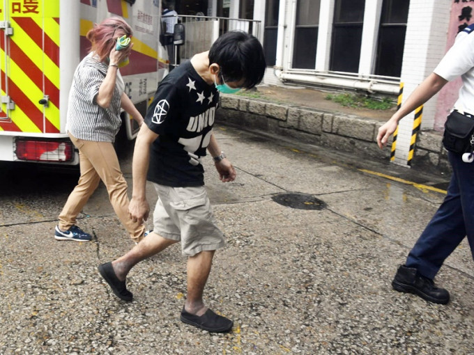 两名事主分别背部和手受伤，清醒被送往广华医院治理。