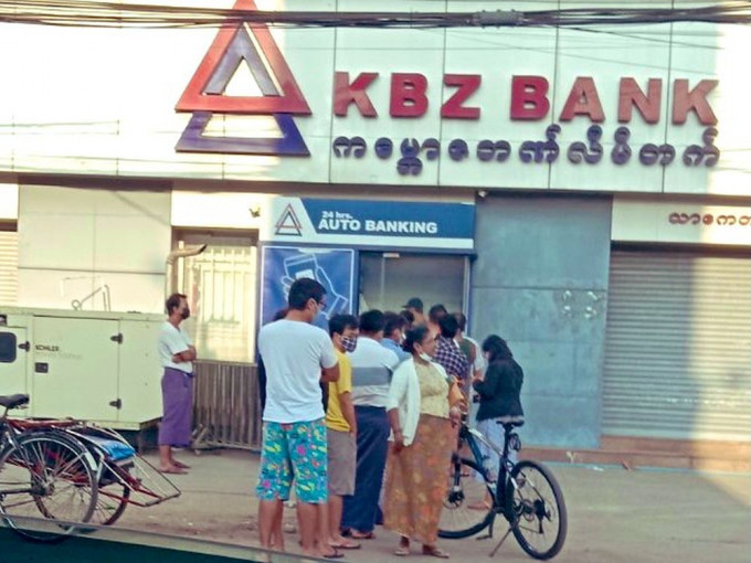 缅甸仰光银行提款机前民众大排长龙希望提款。（网图）