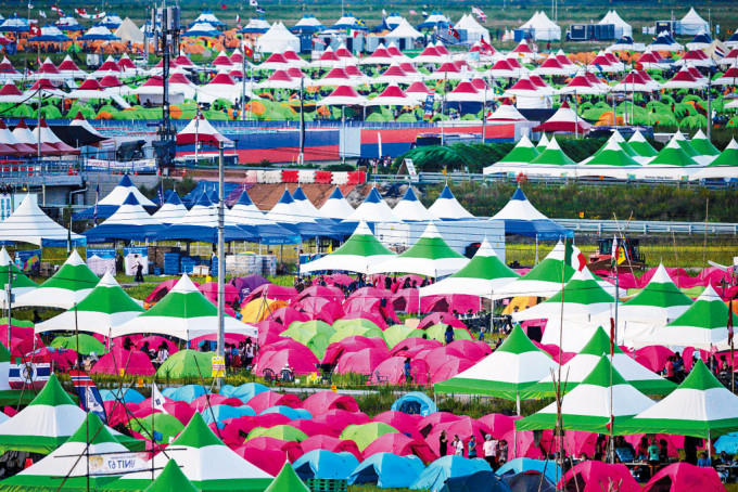 世界童军大露营高温下在南韩全罗北道新万金举行。