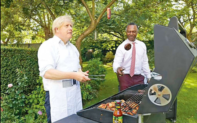 約翰遜周日在首相府花園舉辦燒烤活動，慰勞國民保健署的工作人員。