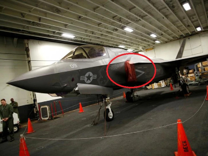 F-35B战机的红色塑胶盖（红圈）可用来防水。（网上图片）