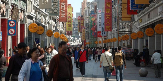 分析指广东有大量移入人口，导致人均居住面积下降。资料图片