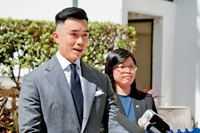 秀茂坪警區科技及財富罪案組督察陳肇峯（左）指警方在本案中申請加刑，獲法庭批准及加刑50個百分比。