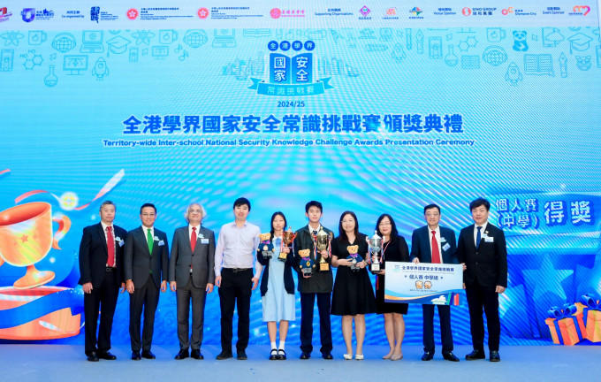善德基金會常務副主席王亞明、副主席溫佩麟、副主席梁偉達、副主席李海鈞、總理李偉文頒發中學組個人賽冠亞季軍。