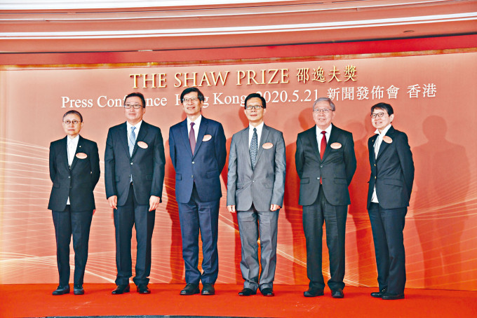 楊綱凱（左三）表示，因應新冠疫情全球流行，頒獎典禮延至明年舉行。　