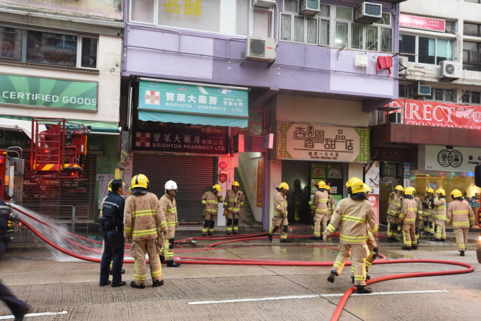 消防到場後破門進入無人的店鋪開喉將火救熄。