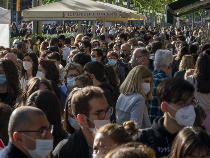 西班牙一名男子故意除下口罩咳嗽播病毒被警方拘捕。AP