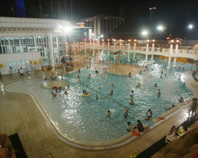 九龍公園泳池有男泳客遇溺送院。資料圖片