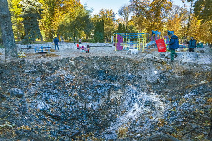 烏克蘭首都基輔一個遊樂場周一遭火箭襲擊，地上留下一個大洞。