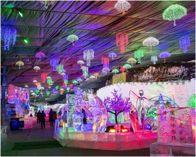现场是龙庆峡冰灯展区。