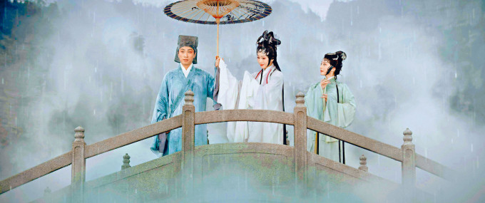 左起：文汝清、曾小敏與朱紅星主演《白蛇傳．情》。