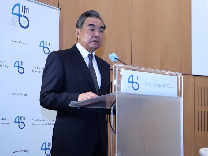 王毅在法国国际关系研究院发表演讲。（新华社图片）