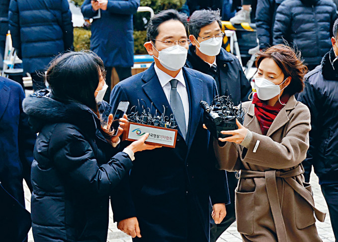 三星电子副会长李在熔周一抵达首尔法院应讯。　
