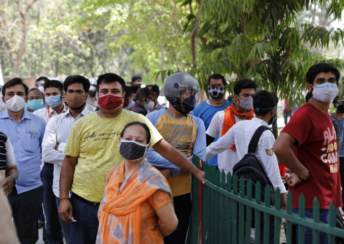 印度單日新增36萬8千宗新冠病毒確診。AP圖片