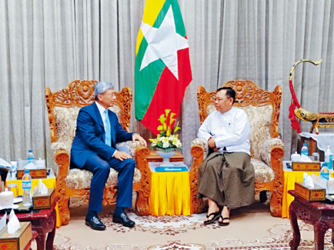 驻缅大使陈海（左）会见缅甸副总理梭突（右）。