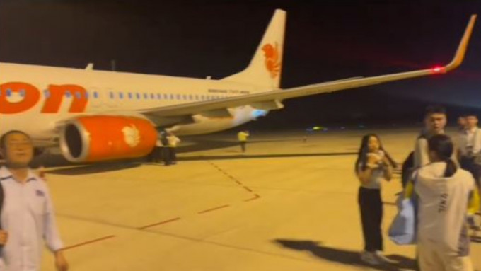 泰國獅航一班由山東濟南飛泰國曼谷航機，13日晚起飛後疑遭鳥擊，須要緊急折返。