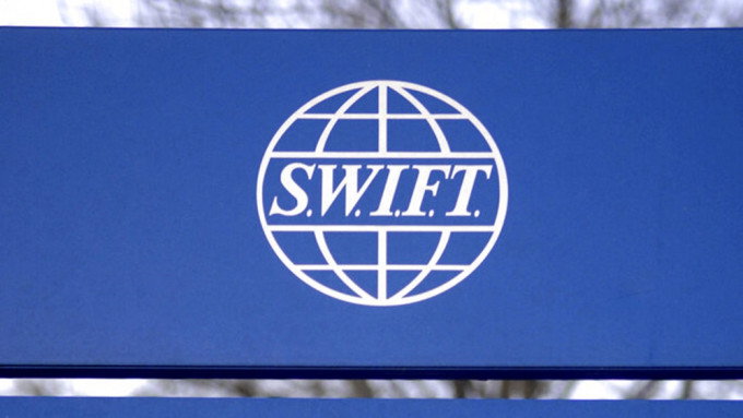 歐盟及美英等宣布將部分俄羅斯銀行剔出「SWIFT」。AP